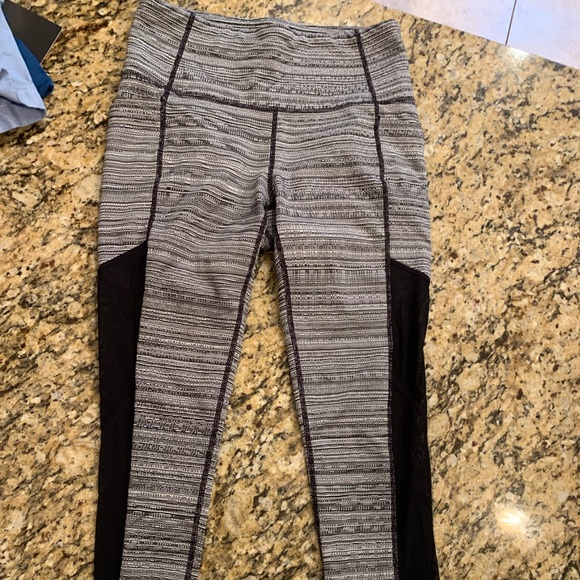 ATHLETA Jacquard Chaturanga high rise Mesh Capri Crop Leggings small - Picture 7 of 8